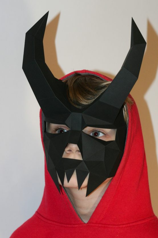 Полигональная маска демона